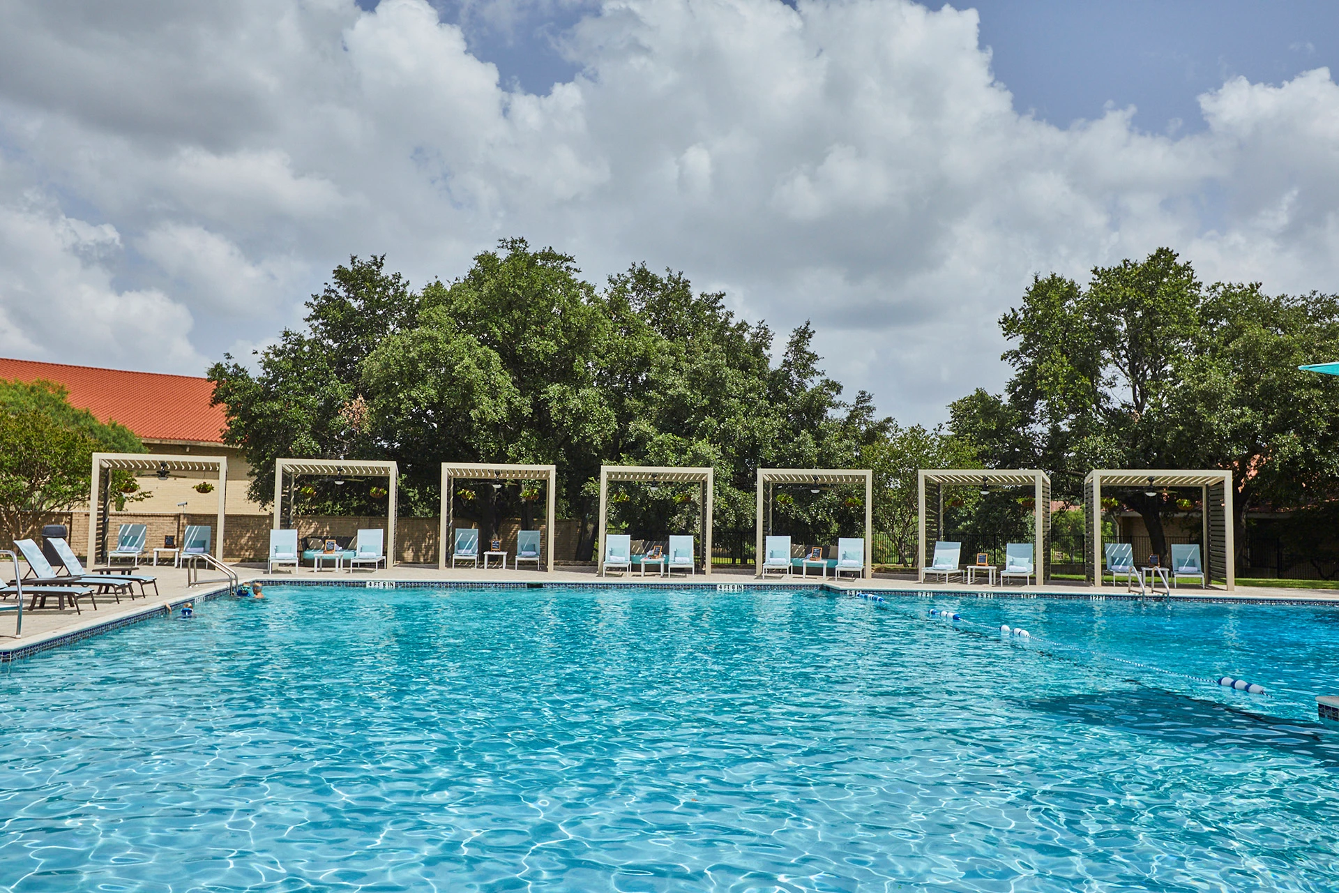 Las Colinas Country Club - Cabanas around pool