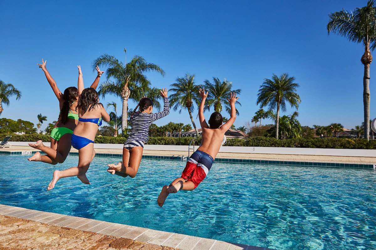 Monarch Country Club - Kids in pool