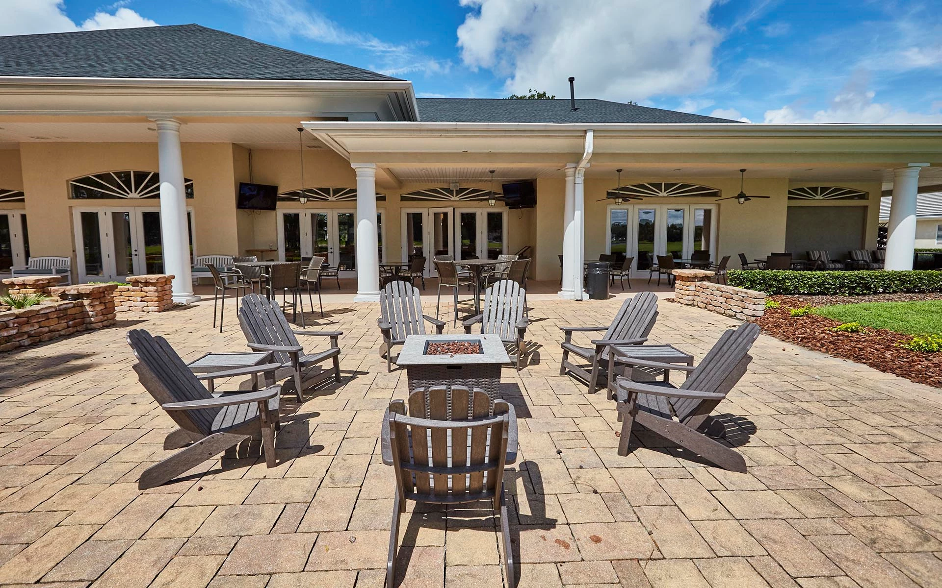 Queen's Harbour Yacht & Country Club - Patio