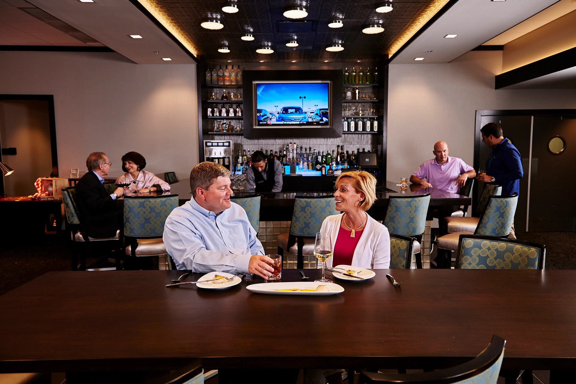 Ravinia Green Country Club - Couple at the bar