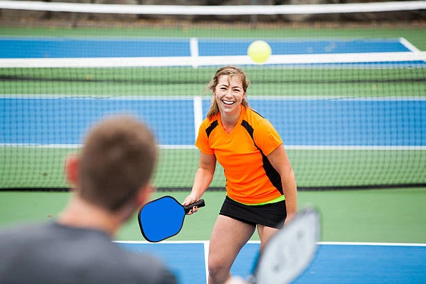 couple playing outdoor pickleball